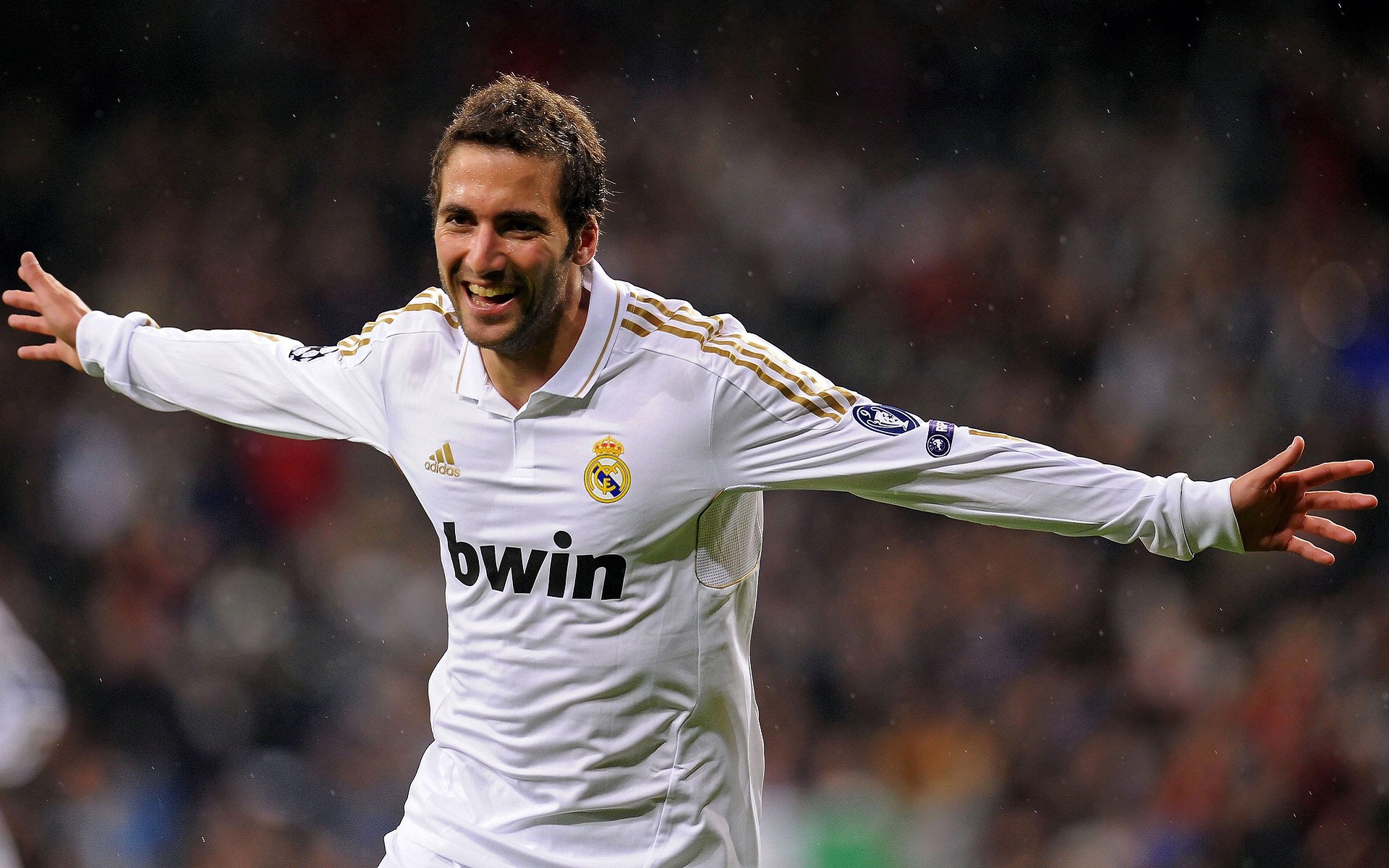 夜光自行车巡游赛 参与者装饰车辆形成移动灯河